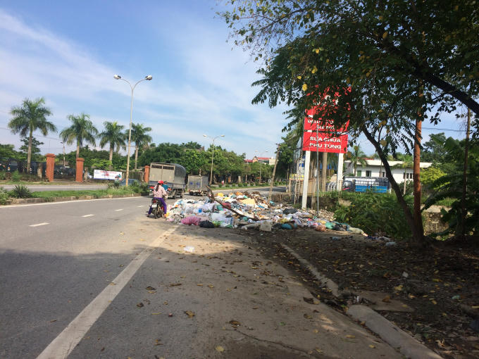 Người phụ nữ này ngang nhiên vứt rác xuống vệ đường.