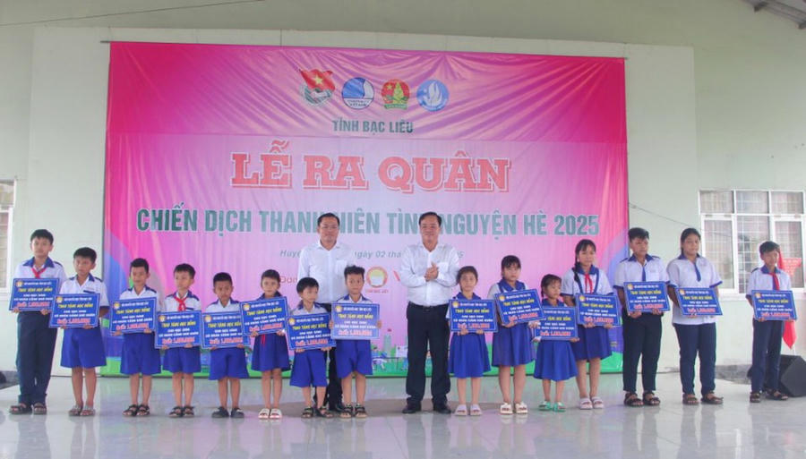 Ông Huỳnh Quốc Việt - Ủy viên dự khuyết BCH TW Đảng, Phó Bí thư Thường trực Tỉnh ủy (bên phải) và ông Ngô Vũ Thăng Phó - Chủ tịch UBND tỉnh trao tặng 30 suất học bổng (mỗi suất trị giá 01 triệu đồng) cho các em thiếu nhi có hoàn cảnh khó khăn trên địa bàn huyện Vĩnh Lợi.