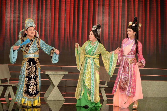 ...khi gặp trai đẹp thì cặp chị em lại thể hiện sự đanh đá, “chặt chém” nhau không thương tiếc. (Ảnh: Lý Võ Phú Hưng)