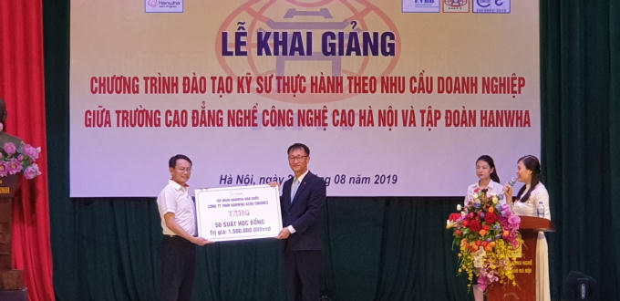 Hiệu trưởng Phạm Xuân Khánh(trái) nhận suất học bổng cho sinh viên HHT từ Tổng Giám đốc Tập đoàn Hanwha Aero Engines - Ông Kim Kyeong Won.