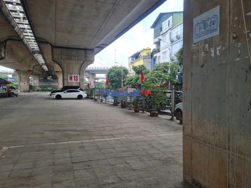 Cận cảnh thiên đường gửi xe dưới chân cầu Vĩnh Tuy sau khi có lệnh di dời, giải tỏa