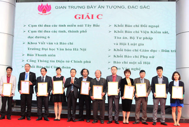 Báo PLVN nhận giải A về bìa báo Tết đẹp và giải C về trưng bày.