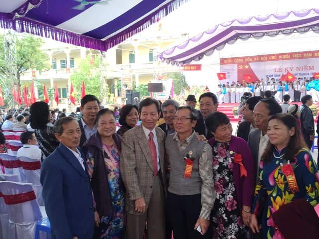 Hình ảnh người cô giáo già đã ngoài 80 và cựu học sinh đã lên ông lên bà xúc động ngày gặp mặt.