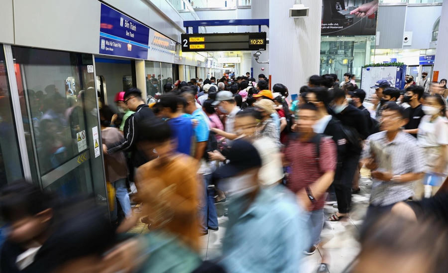 miễn vé cho khách đi ngày 2/9 khi dùng căn cước công dân hoặc mã QR trên ứng dụng quét tại các cổng soát ở nhà ga.