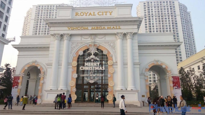 Khu đ&ocirc; thị Royal City đ&atilde; tấp nập người đi chơi Gi&aacute;ng sinh.