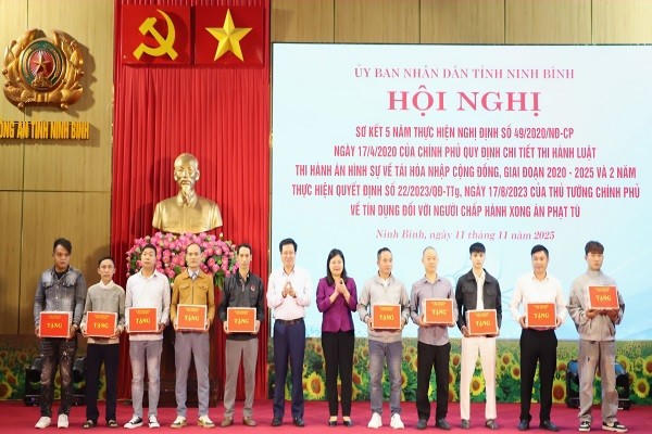 Lãnh đạo Bộ Công an và lãnh đạo UBND tỉnh Ninh Bình trao quà cho 20 người chấp hành xong án phạt tù tiến bộ tiêu biểu.
