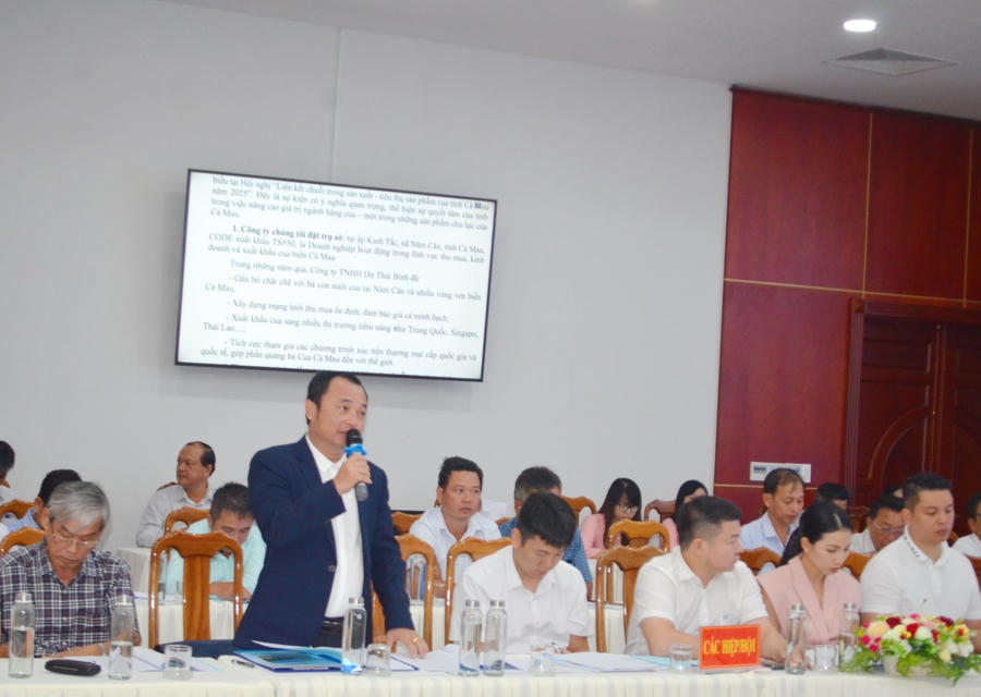 Đại diện Công ty TNHH Dư Thái Bình tham luận về phát triển chuỗi giá trị cua Cà Mau.