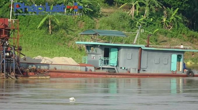 Hàng trăm khối cát lậu chất đầy ắp trên khoang tàu. (Ảnh :Tiến Vũ)