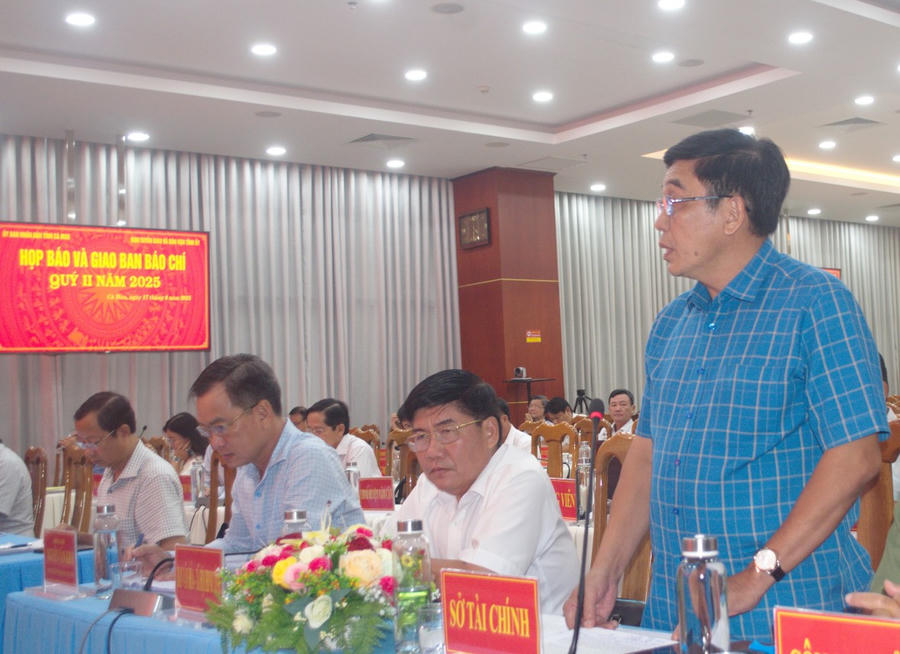 Đại diện lãnh đạo các Sở, chính quyền địa phương cung cấp thông tin cho báo chí.