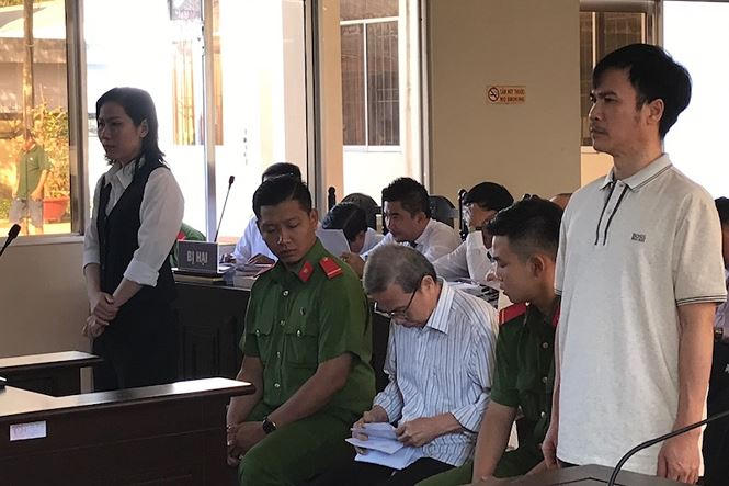 Các bị cáo nghe đọc cáo trạng.