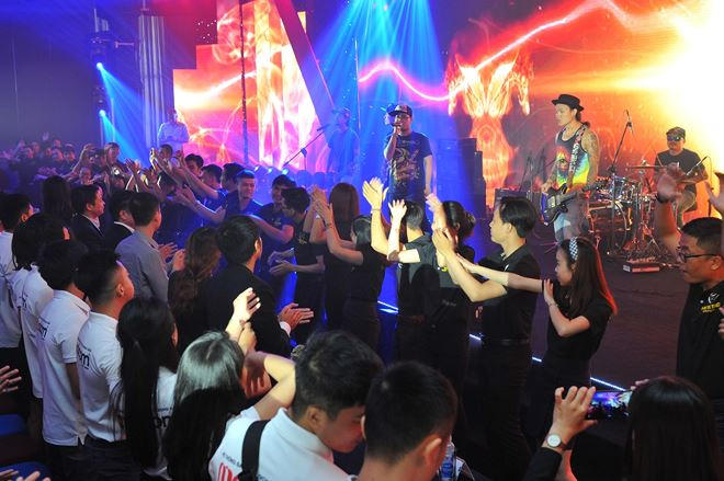 Không khí buổi lễ càng được khuấy động với phần giao lưu giữa đại diện chủ đầu tư với các đại lý trong nền nhạc rock sôi động của nhóm Microwave