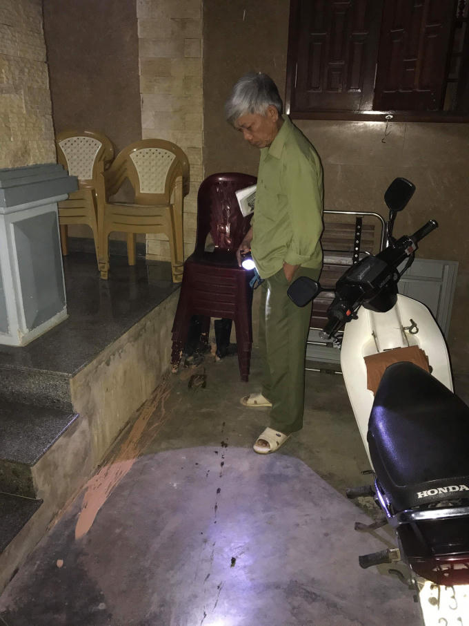 Nhóm côn đồ ném chất bẩn vào nhà gia đình phóng viên ngay trong đêm giao thừa.