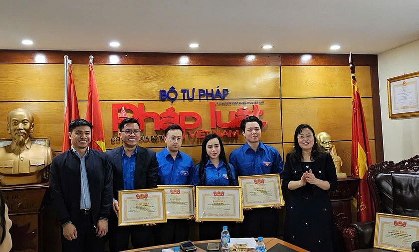 Tại hội nghị đồng chí Vũ Hồng Thúy và đồng chí Trịnh Xuân Tùng trao Bằng Khen của Đoàn Khối cơ quan TW cho các cá nhân có hoạt động đoàn xuất sắc năm 2024.