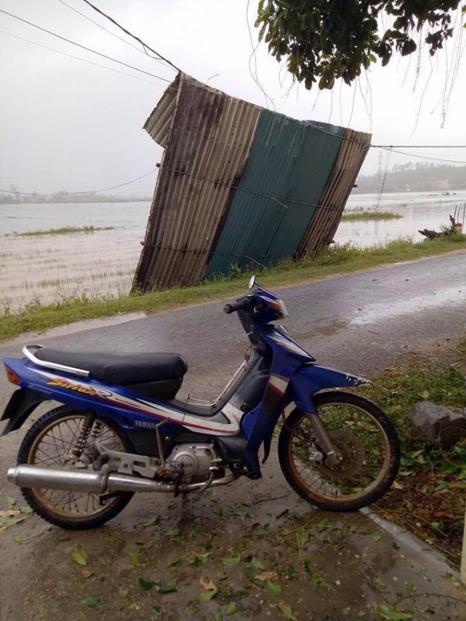 Mái tôn bay khắp nơi.
