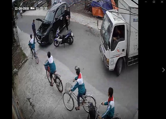 Nhóm tín dụng đen này không ngại quay ngang ô tô giữa đường, chặn các phương tiện giao thông khác trước cửa nhà ông Kỳ