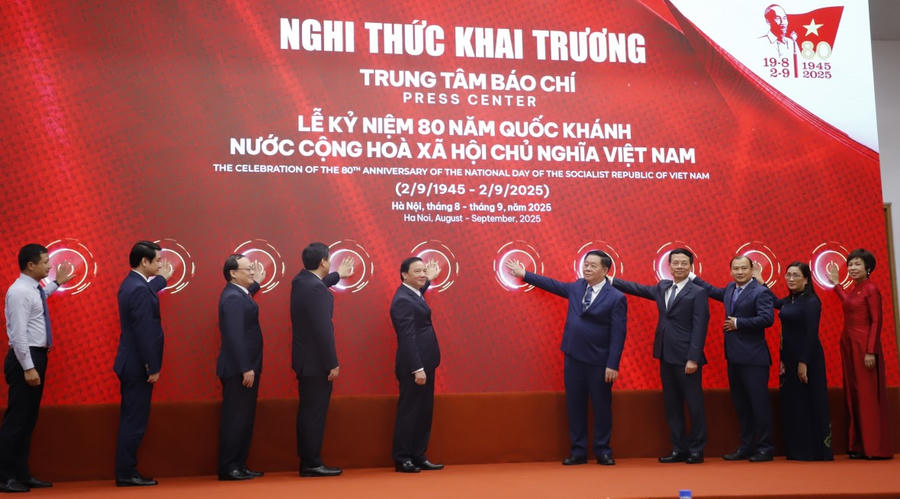 Các đại biểu bấm núi khai trương Trung tâm báo chí Lễ kỷ niệm 80 năm Quốc khánh.