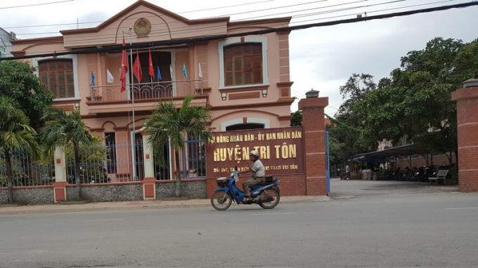 Trụ sở UBND huyện Tri Tôn.