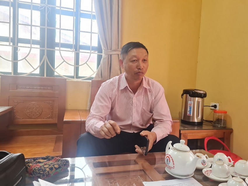 Ông Thào A Páo, Chủ tịch UBND xã Púng Luông tại buổi làm việc với phóng viên.
