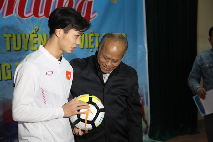 Công Phượng giao lưu cùng người hâm mộ quê nhà.