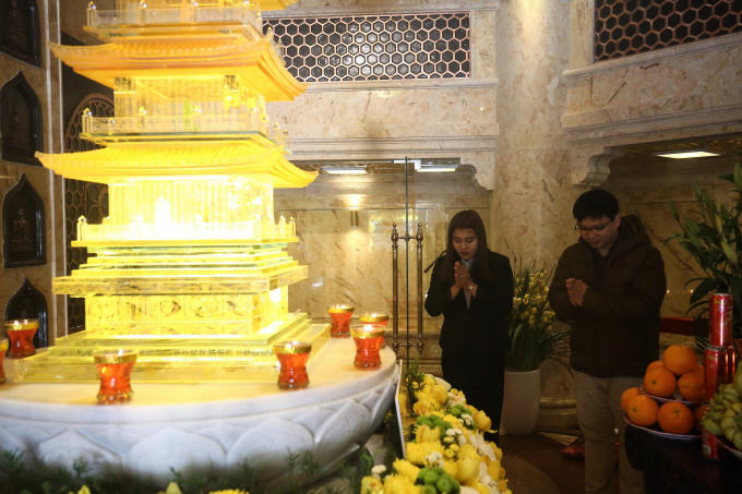 Trong lòng Đại tượng Phật, nơi đặt Ngọc Xá lị Phật được ốp đá hoa cương nhập khẩu từ châu Âu. Đây có lẽ cũng là nơi đặt xá lợi Phật cao nhất và đặc biệt nhất Việt Nam.