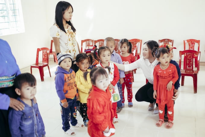 Lý Nhã Kỳ hạnh phúc khi mang lại niềm vui cho thày và trò ở vùng cao Hà Quảng