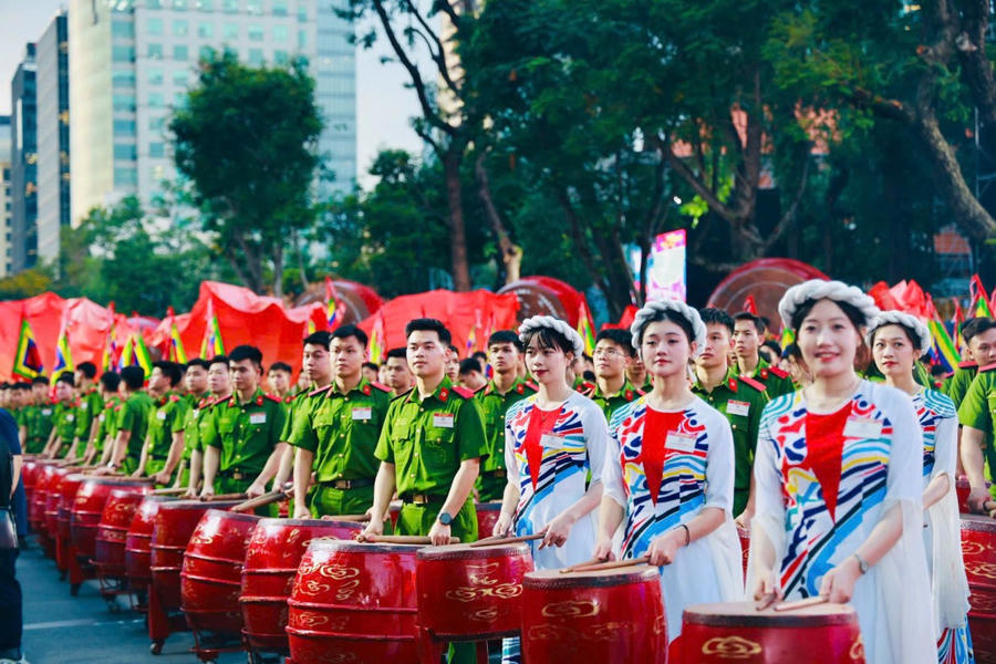 Chương trình được bắt đầu bằng màn biểu diễn trống hội với chủ đề “Bản hùng ca toàn thắng” do Đoàn Nghệ thuật trống hội Học viện Cảnh sát nhân dân biểu diễn.
