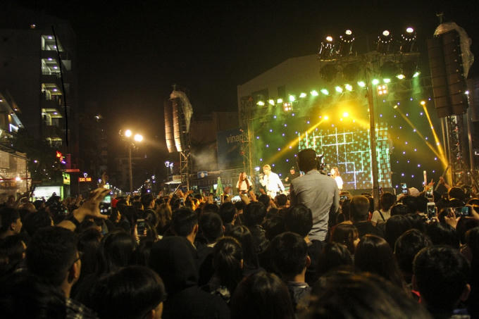 Nhiều ca sĩ, nhóm nhạc, cùng các DJ nổi tiếng cũng có mặt để biểu diễn đón thời khắc chuyển giao năm mới.