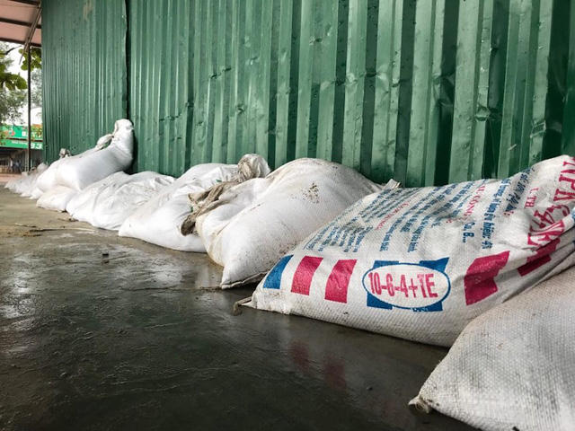 Những bao tải cát được để che chắn trước các ki ốt.