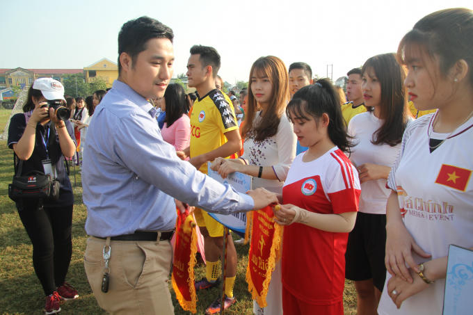 Ban tổ chức trao tặng cờ lưu niệm cho các đội bóng về tham dự giải.