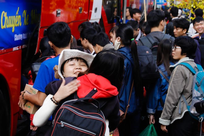 Nhiều hình ảnh xúc động diễn ra trước giờ xe lăn bánh. Mọi người thân thiết trao nhau cái ôm để chúc hành trình bình an, cũng có người lặng lẽ chấm nước mắt vì được ăn Tết tại quê hương sau bao năm xa cách.