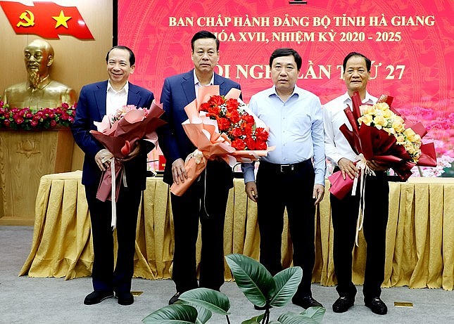 Quyền Bí thư Tỉnh ủy Nguyễn Mạnh Dũng tặng hoa chia tay ông Nguyễn Văn Sơn, Trần Đức Quý và Nguyễn Hồng Hải.