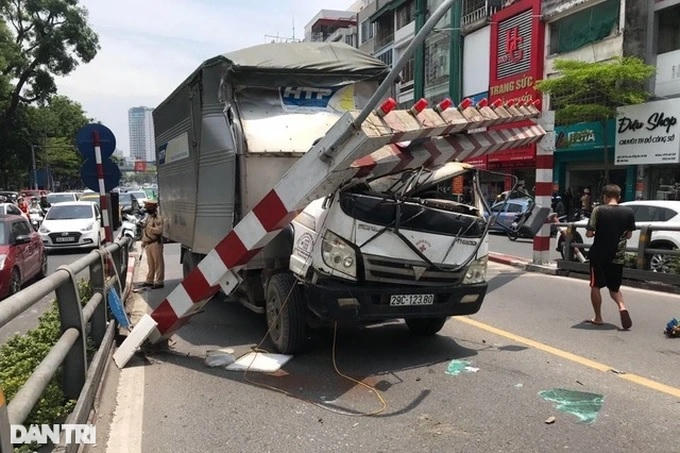 Cầu vượt Thái Hà - Chùa Bộc thường xuyên bị ô tô quá khổ đâm sập khung hạn chế chiều cao. (Ảnh: Trần Thanh)