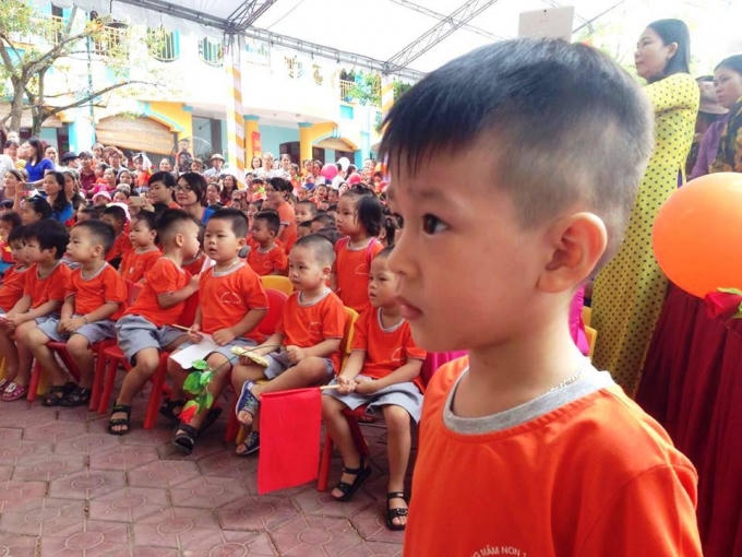 Nhiều cháu còn bỡ ngỡ trong ngày đầu đến trường, không khỏi hồi hộp và lo lắng.
