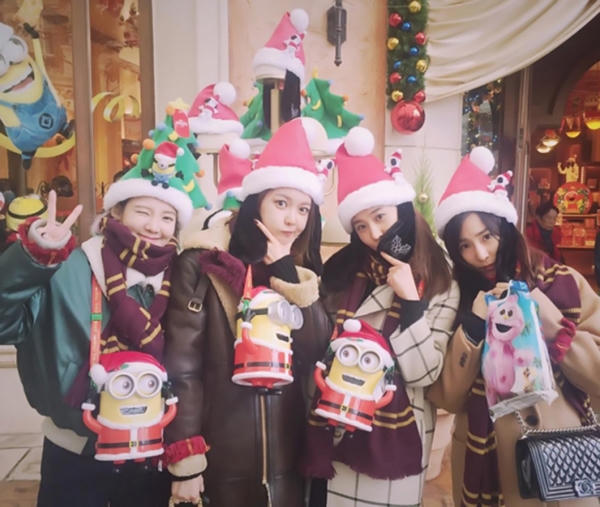 Bốn mẩu nhà SM giành những khoảng thời gian quý báu bên nhau. Ảnh: Internet