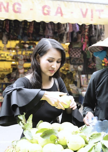 Hoa hậu Sương Đặng thu hút sự chú ý của nhiều người khi chị dạo chợ Hàng Bè.