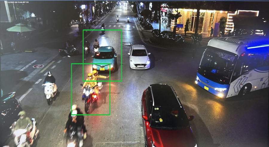 Camera AI ghi lại hình ảnh CSGT hỗ trợ mở đường cho xe chở sản phụ.