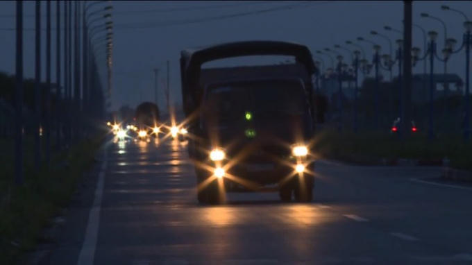 Ánh sáng le lói của các phương tiện trên con đường nghìn tỷ