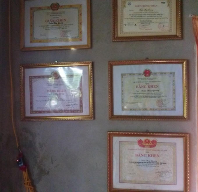 Anh Quang nhận được rất nhiều bằng khen và giấy chứng nhận sản phẩm.