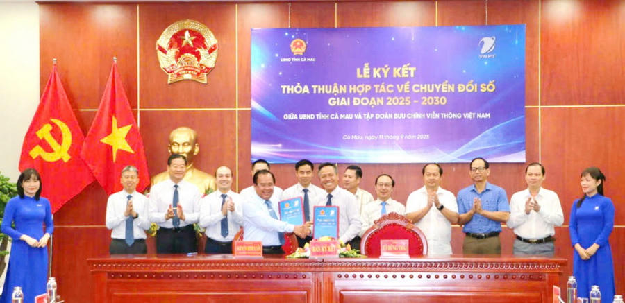 Lãnh đạo UBND tỉnh Cà Mau (bên trái) và lãnh đạo Tập đoàn Bưu chính Viễn thông Việt Nam (VNPT) thực hiện nghi thức ký kết thỏa thuận hợp tác về chuyển đổi số giai đoạn 2025 – 2030.