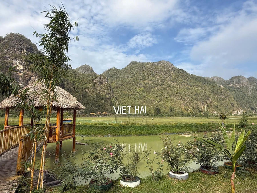 Tại làng chài Việt Hải, khung cảnh thiên nhiên hiện lên như một bức tranh sơn thủy hữu tình.