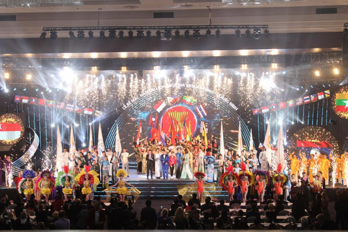 Lễ bế mạc năm du lịch quốc gia 2018 kết thúc với tiết mục nghệ thuật đầy mầu sắc.