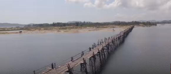 Cầu gỗ Miếu ông Cọp, với tổng chiều dài 800 mét và hiện đang nắm giữ kỷ lục "cầu gỗ dài nhất Việt Nam".