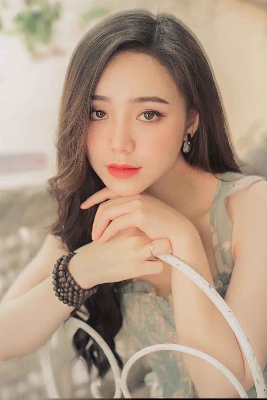 Thời trang điệu đà tôn sắc vóc nuột nà của Quỳnh Kool