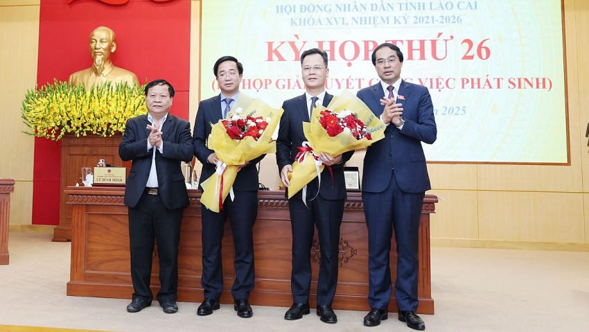 Thường trực UBND tỉnh chúc mừng đồng chí Nguyễn Thành Sinh và Trần Minh Sáng. (Ảnh: Báo Lào Cai).
