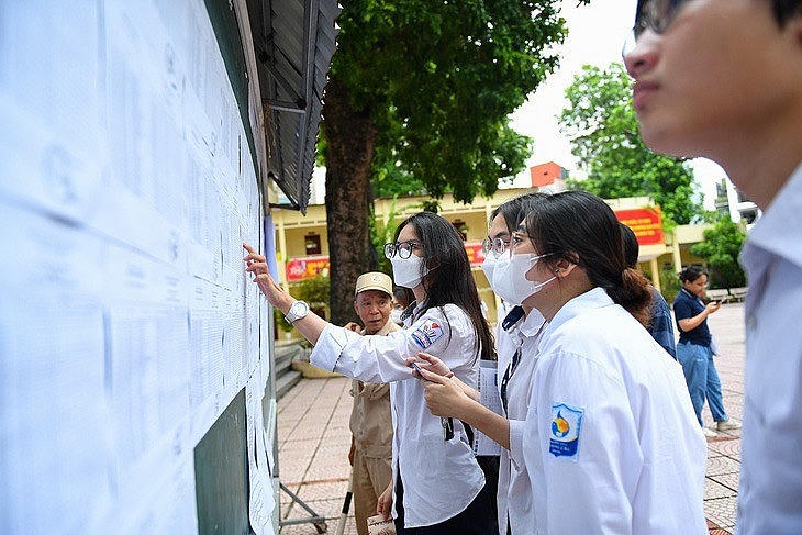 Thí sinh nộp đơn phúc khảo tại nơi đăng ký dự thi. (Ảnh: Cổng TTĐT Long An)