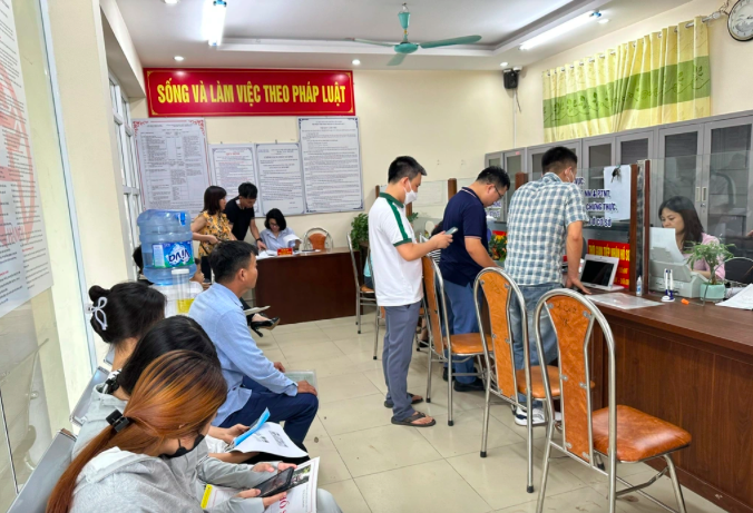 Nhiều người dân đến làm thủ tục hành chính về đất đai, xây dựng tại phường Thượng Cát, TP Hà Nội.