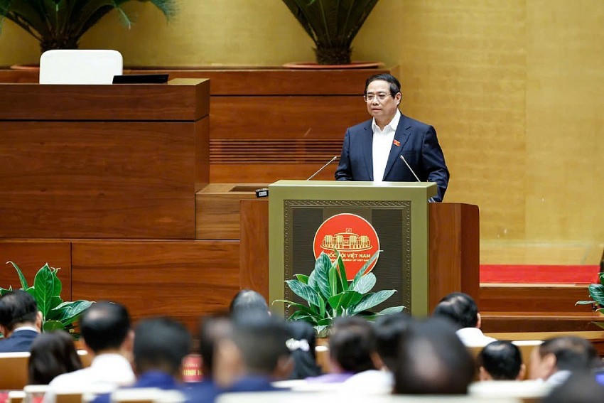 Thủ tướng Phạm Minh Chính trao đổi với đại diện các doanh nghiệp tư nhân tại hội nghị.