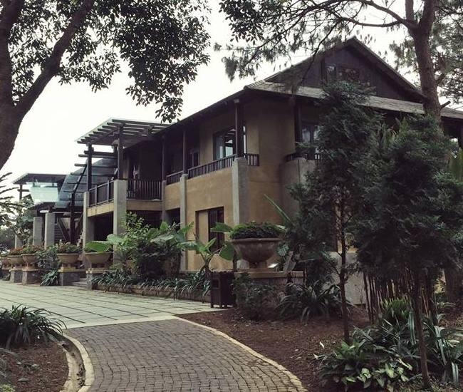 Được biết, khu resort này nằm ở độ cao 600 m (cốt 600) giữa Vườn Quốc gia Ba Vì, Le Mont Bavi Resort&amp;Spa với hàng chục khách sạn, biệt thự, bể bơi...đang ở giai đoạn hoàn công, chuẩn bị ngày khánh thành và đón những du khách đầu tiên.