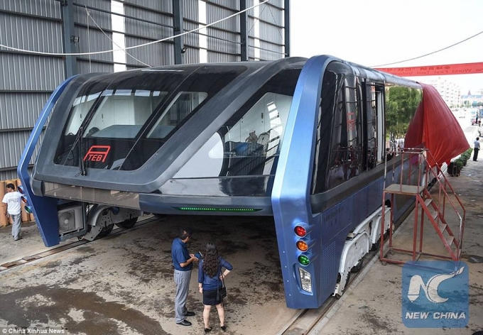 Ngoài ra, 1 chiếc TEB-1 có thể thay thế 40 chiếc xe bus thông thường, giúp ngân sách tiết kiệm 860 tấn năng lượng và giảm thiểu 2,640 tấn khí thải mà 40 chiếc bus thải ra mỗi năm. (Ảnh: New China)