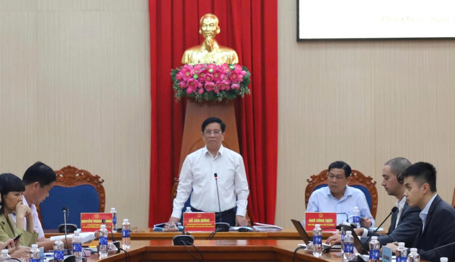 Chủ tịch UBND tỉnh An Giang Hồ Văn Mừng phát biểu tại cuộc họp